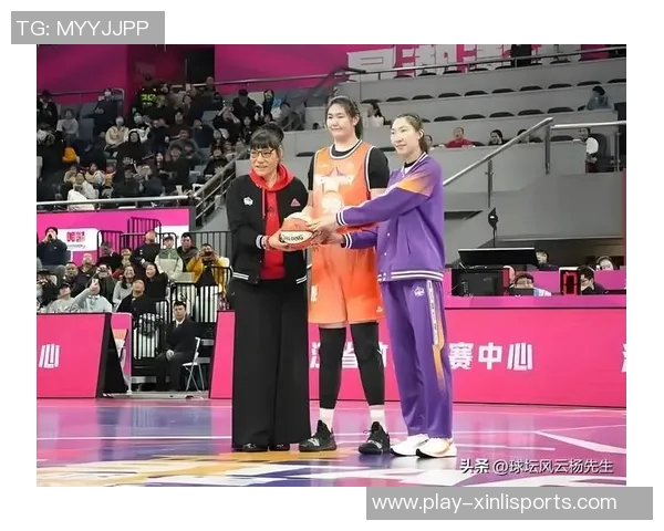 中国女篮双塔并肩作战张子宇韩旭共同学习提升技能